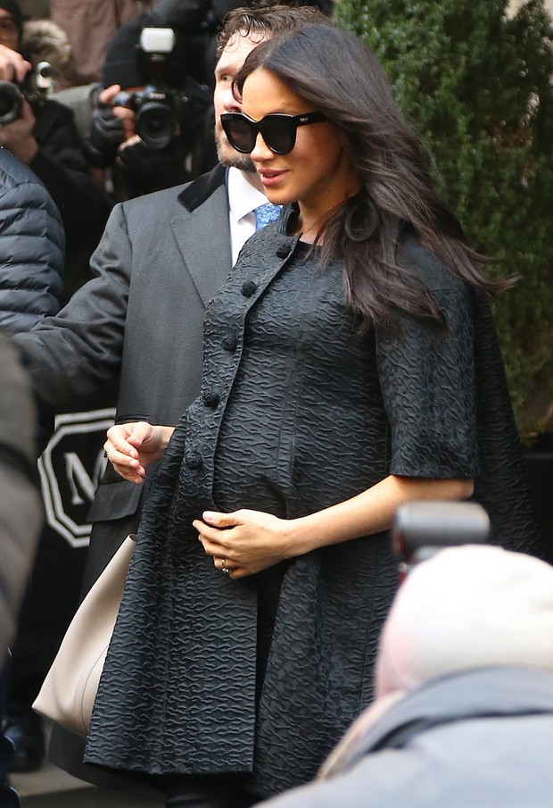 Meghan Markle, enceinte, sort de son hôtel à New York