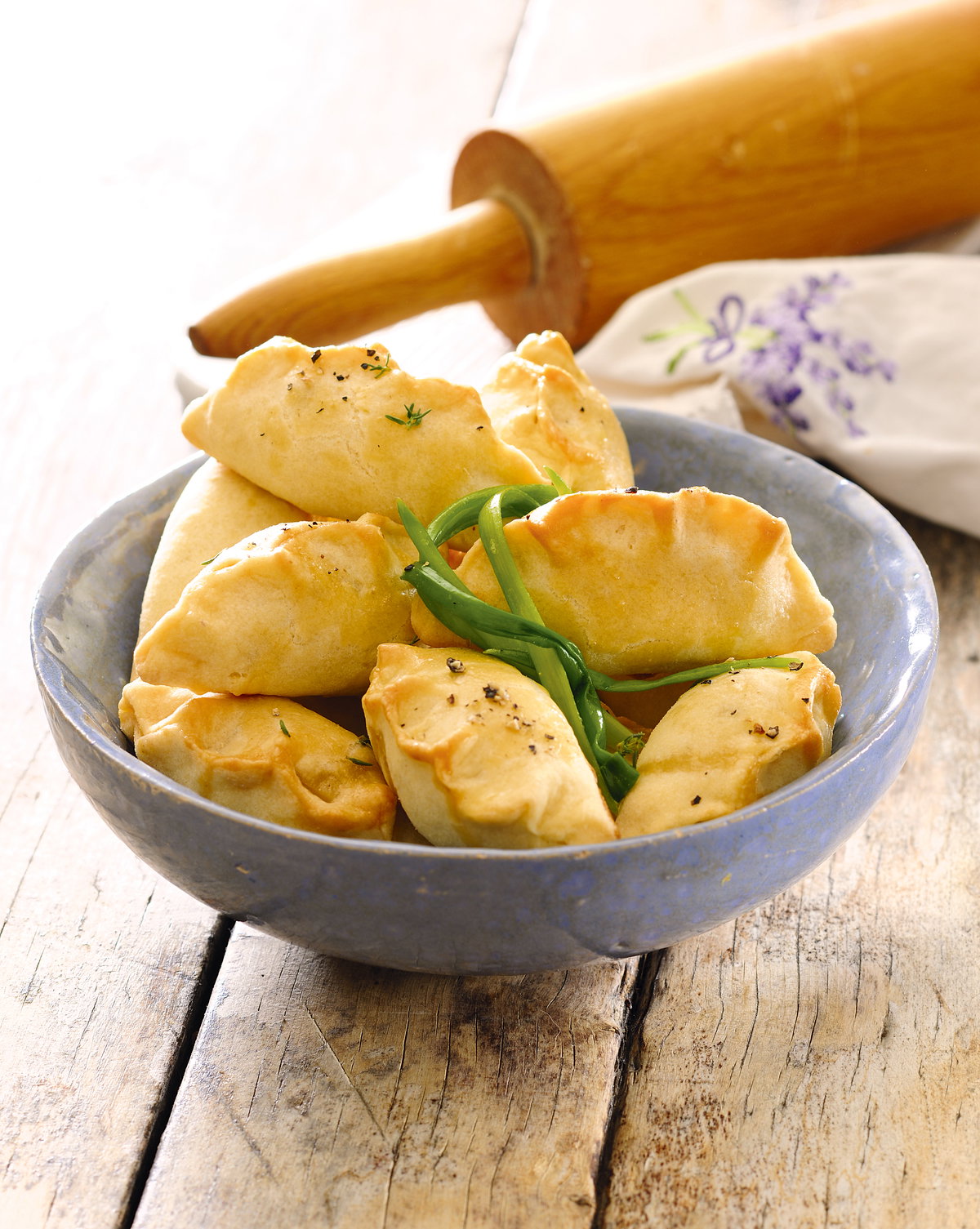 Pierogi kruche pieczone z fetą