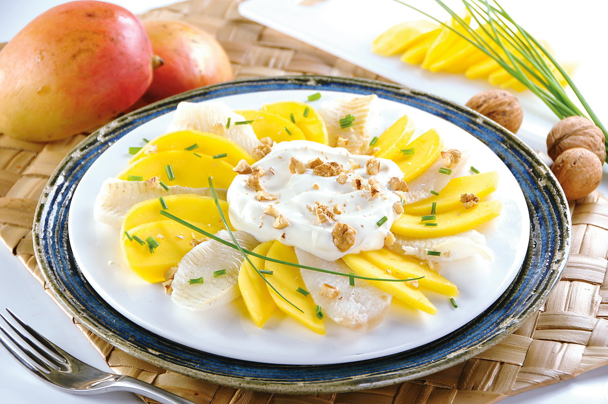 Sałatka rybna z mango