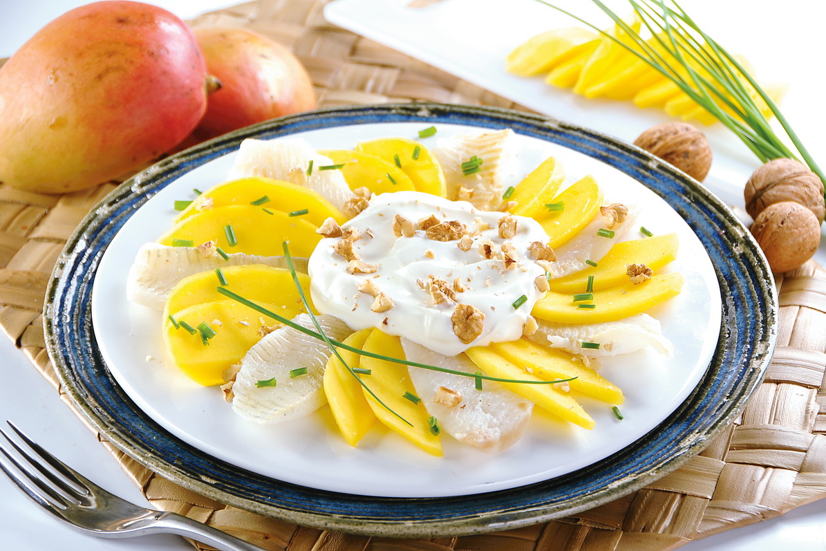Sałatka rybna z mango