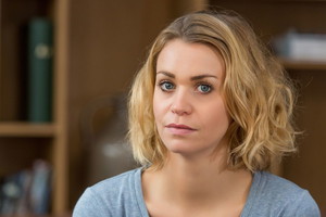 Smutna blondynka kobieta