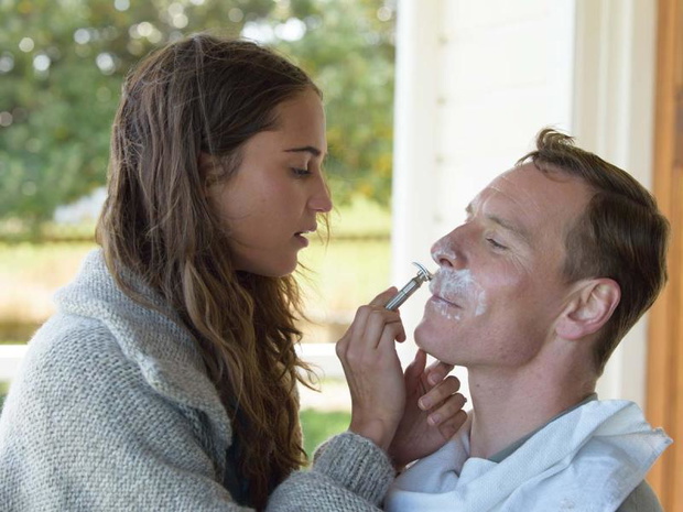 kadr-z-filmu-swiatlo-miedzy-oceanami-michael-fassbender-2331154-5013a31