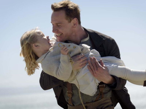 kadr-z-filmu-swiatlo-miedzy-oceanami-michael-fassbender-2331149-d7d8a2f