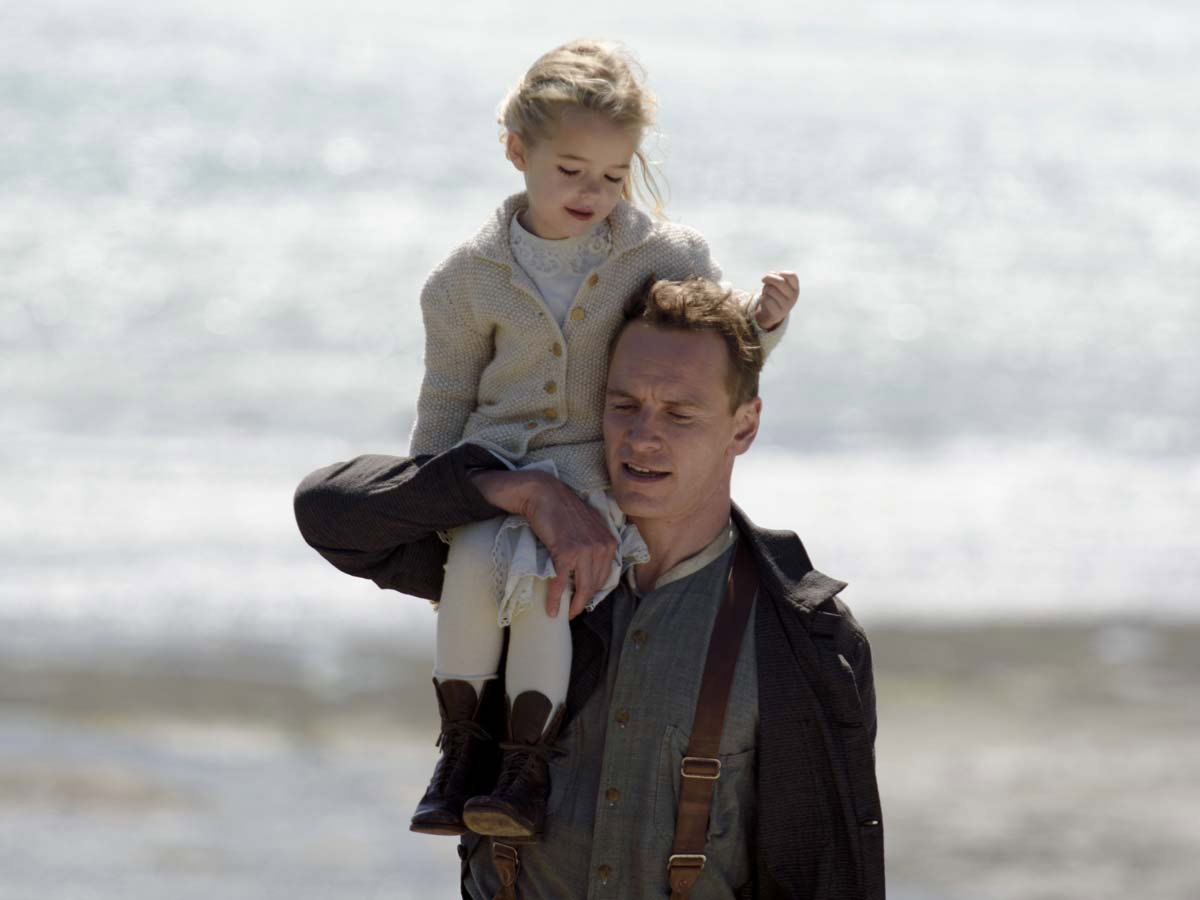 Kadr z filmu, "Światło między oceanami", Michael Fassbender
