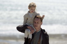 Kadr z filmu, "Światło między oceanami", Michael Fassbender