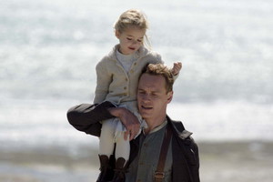 Kadr z filmu, "Światło między oceanami", Michael Fassbender