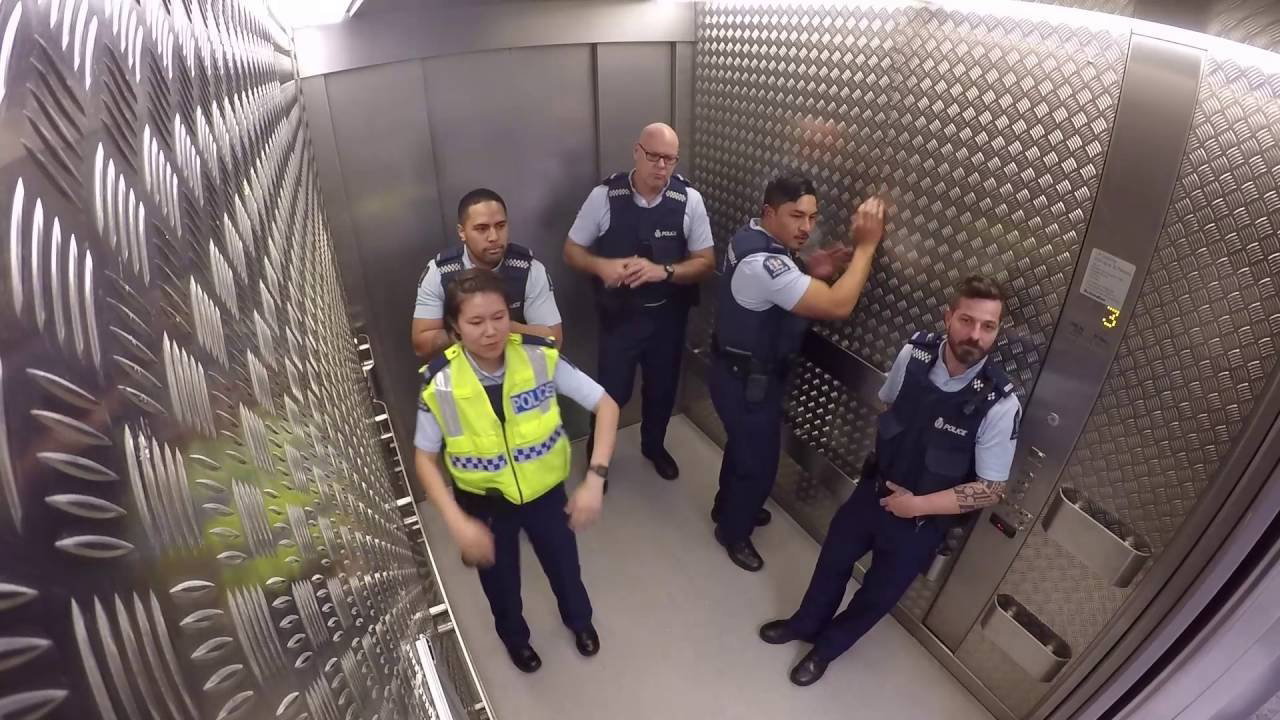 Policjanci z Nowej Zelandii tańczą w windzie
