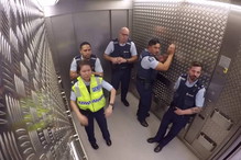 Policjanci z Nowej Zelandii tańczą w windzie