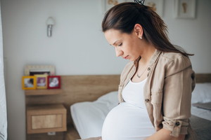 Smutna kobieta w ciąży rozmyśla