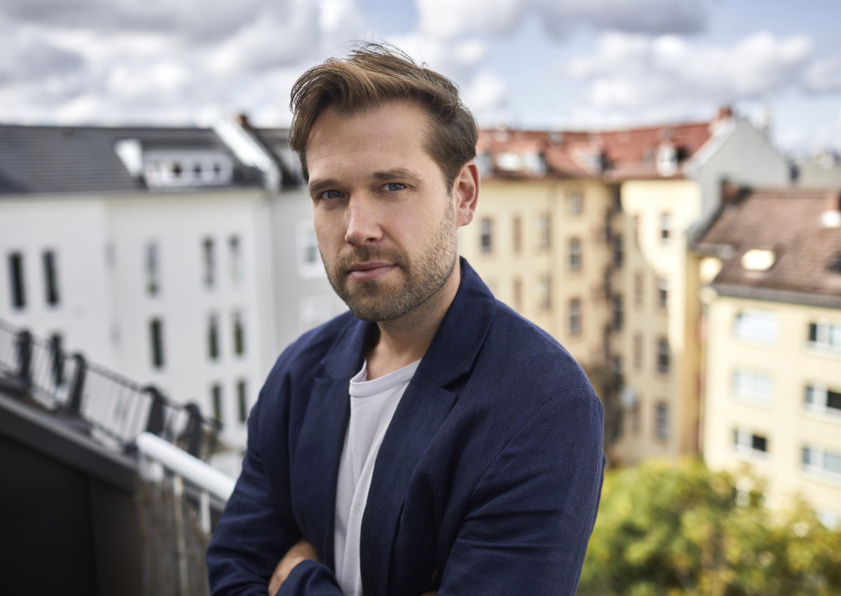 facet na balkonie