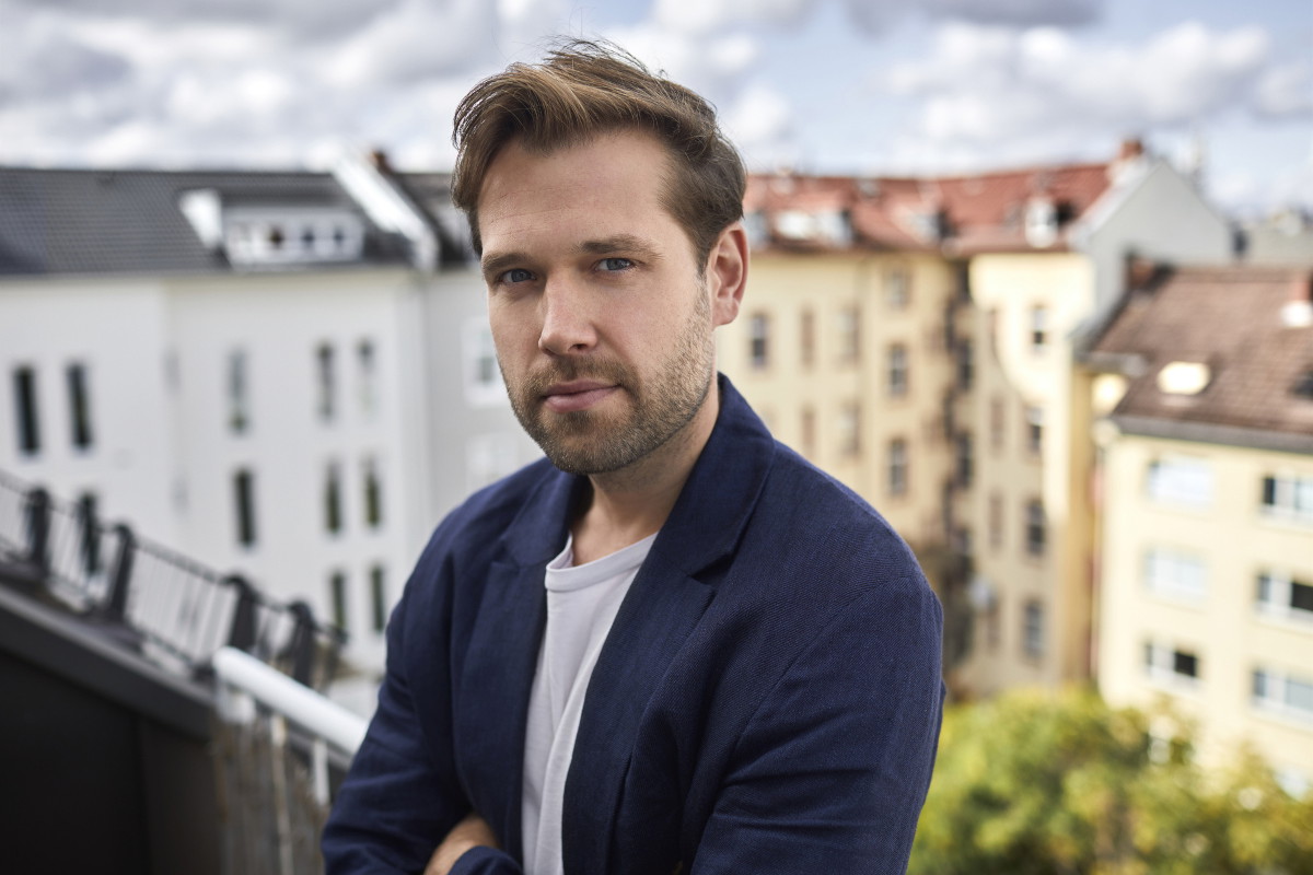 facet na balkonie