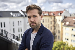 facet na balkonie