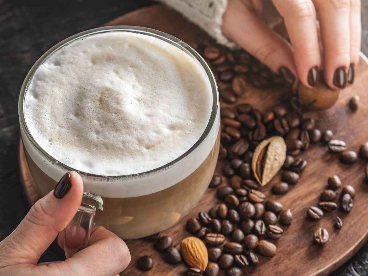 mocha nails odcień na wiosnę 2025