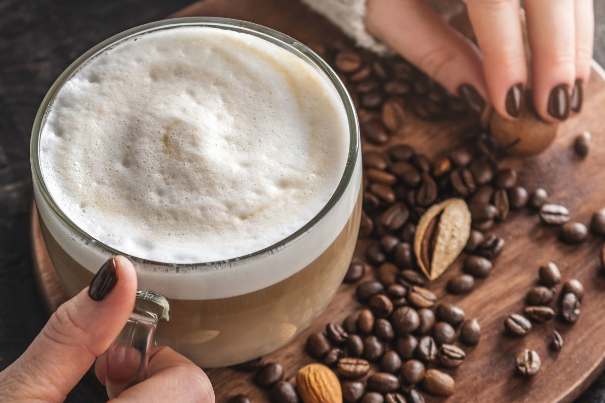 mocha nails odcień na wiosnę 2025