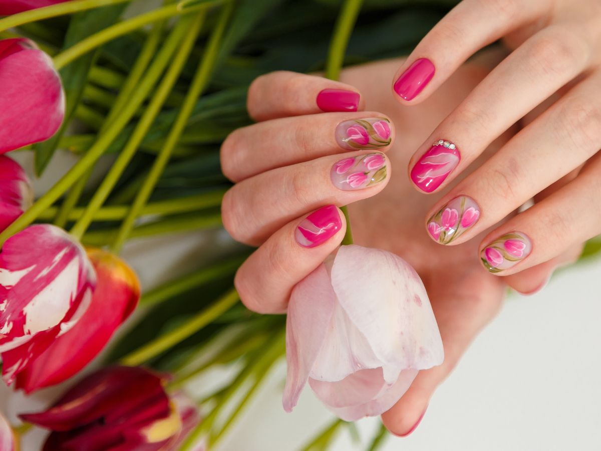 french manicure kwiatowe motywy