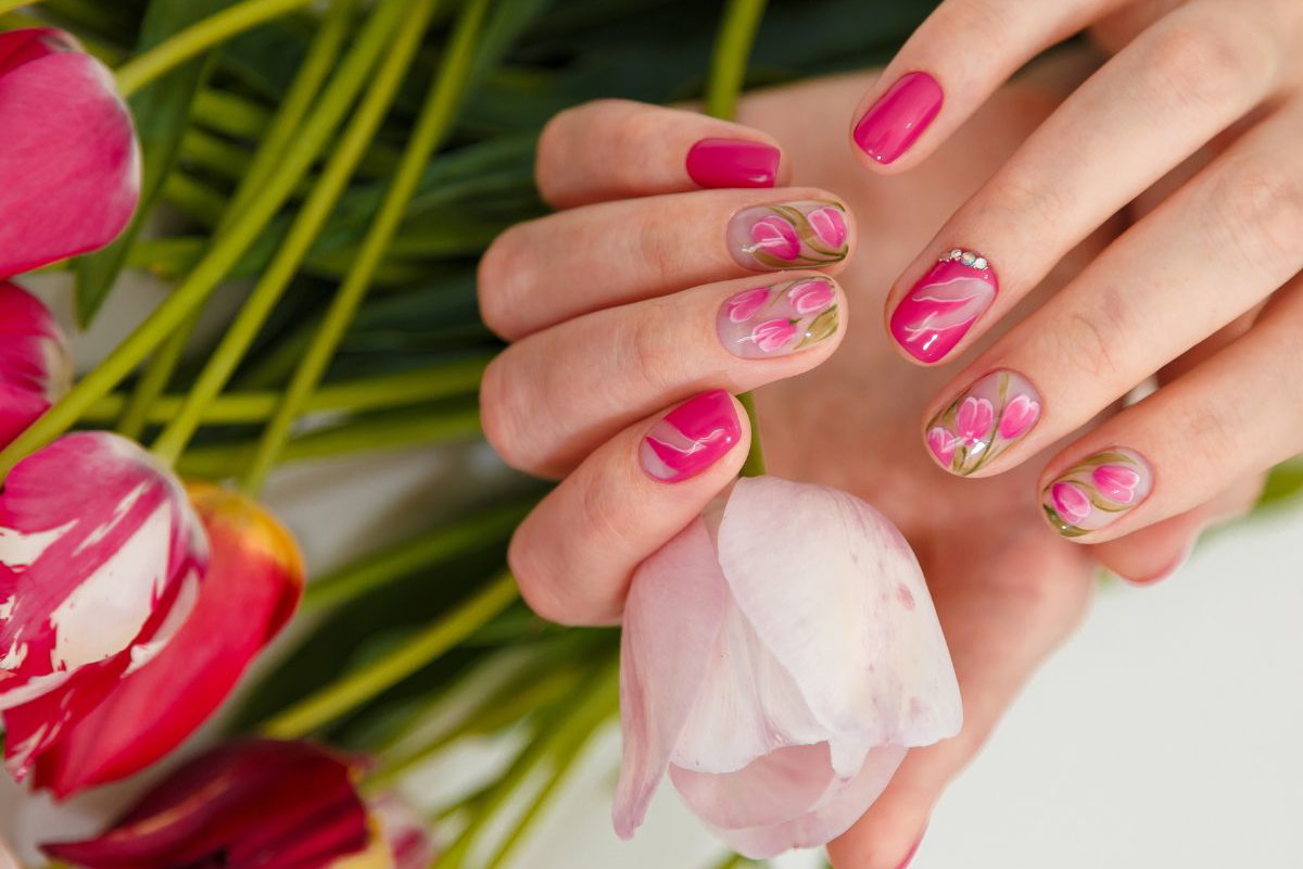 french manicure kwiatowe motywy