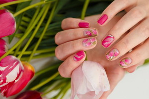 french manicure kwiatowe motywy