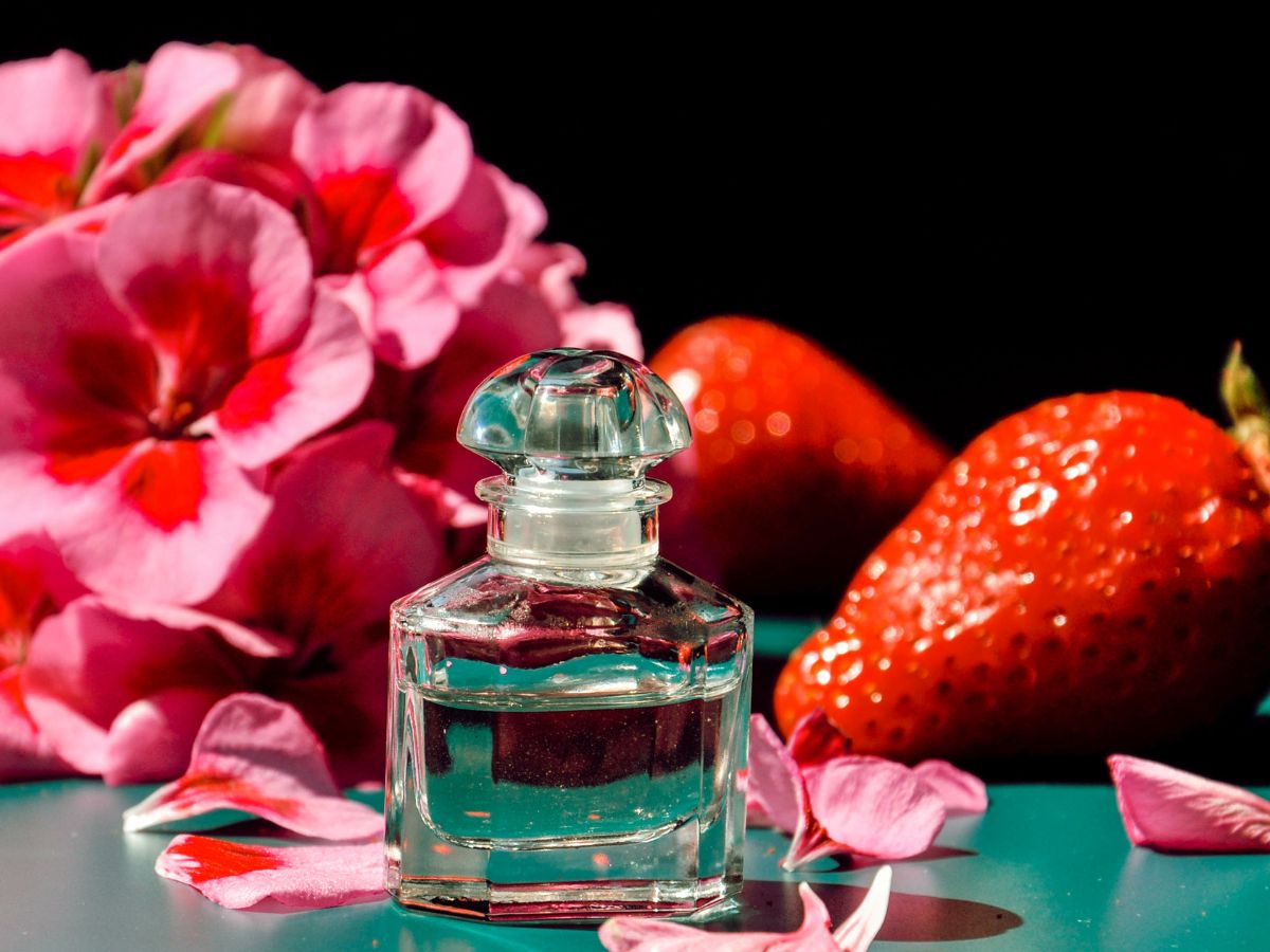 perfumy z nutami truskawki