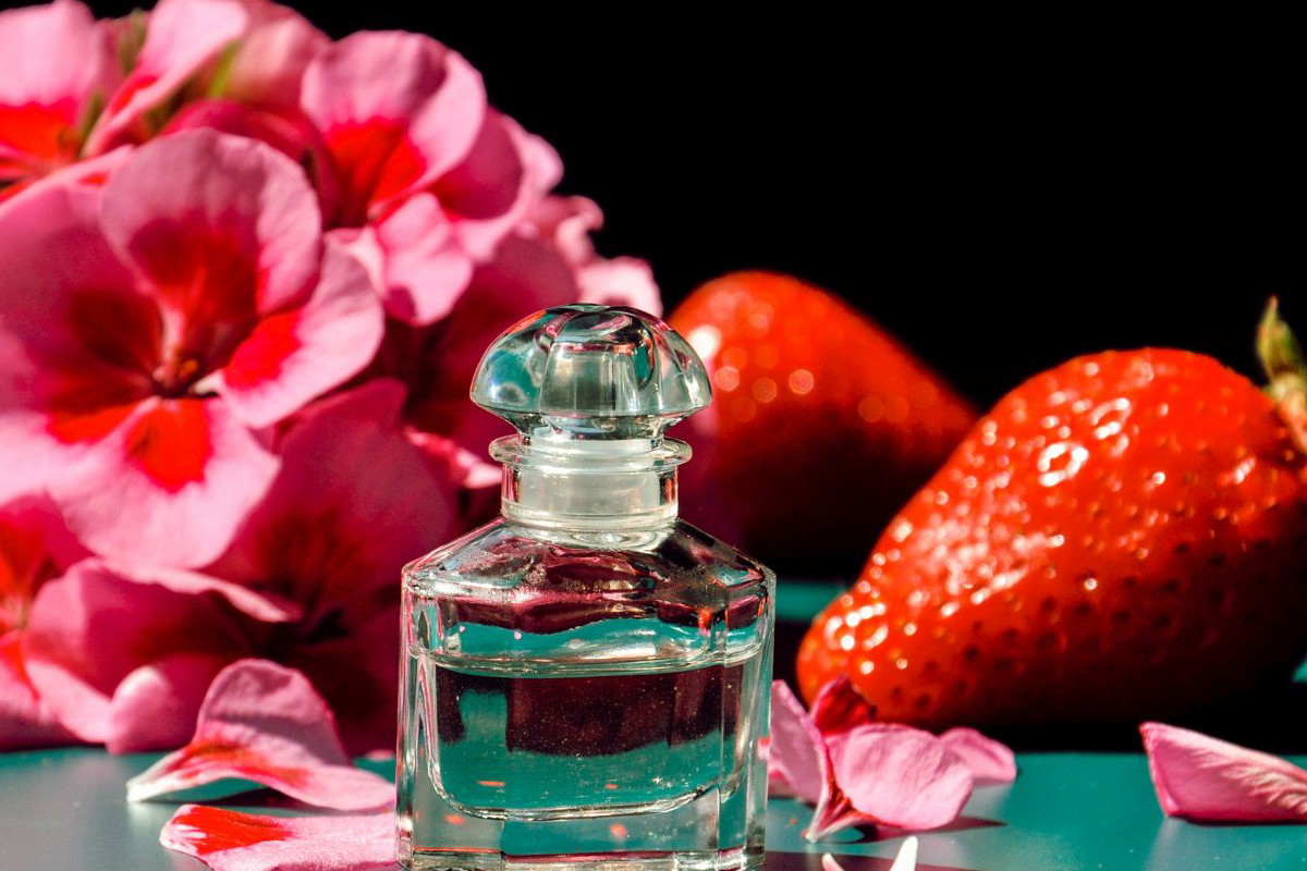 perfumy z nutami truskawki