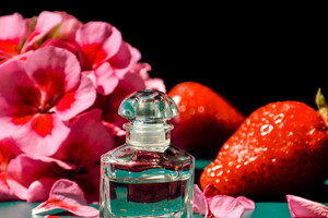 perfumy z nutami truskawki