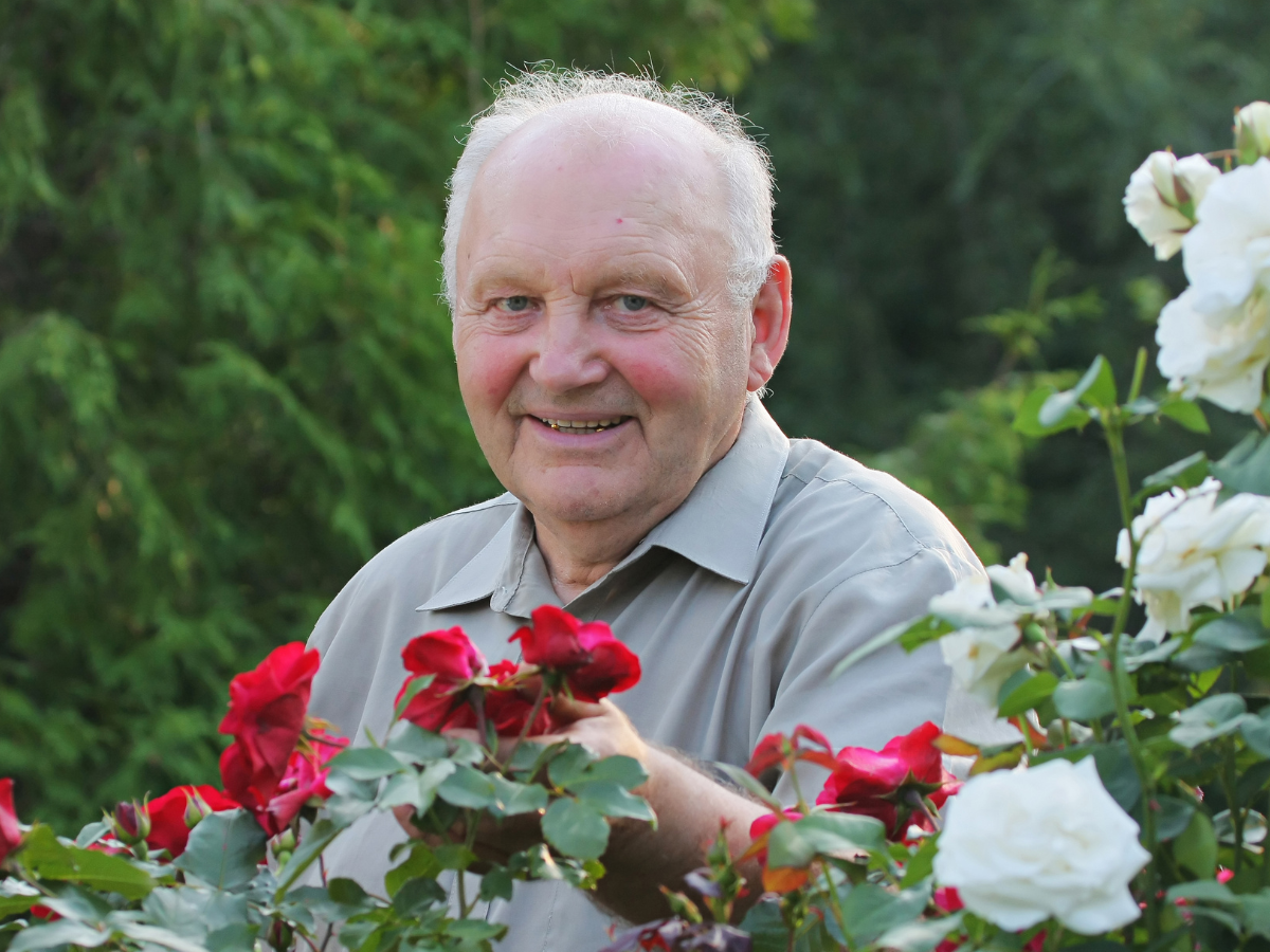 mężczyzna w ogrodzie