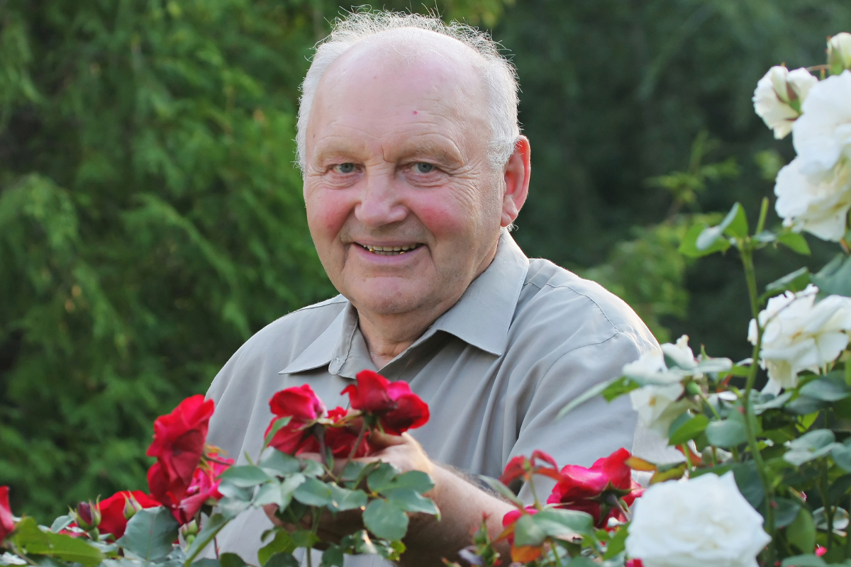 mężczyzna w ogrodzie