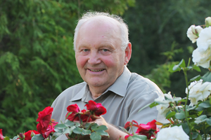 mężczyzna w ogrodzie