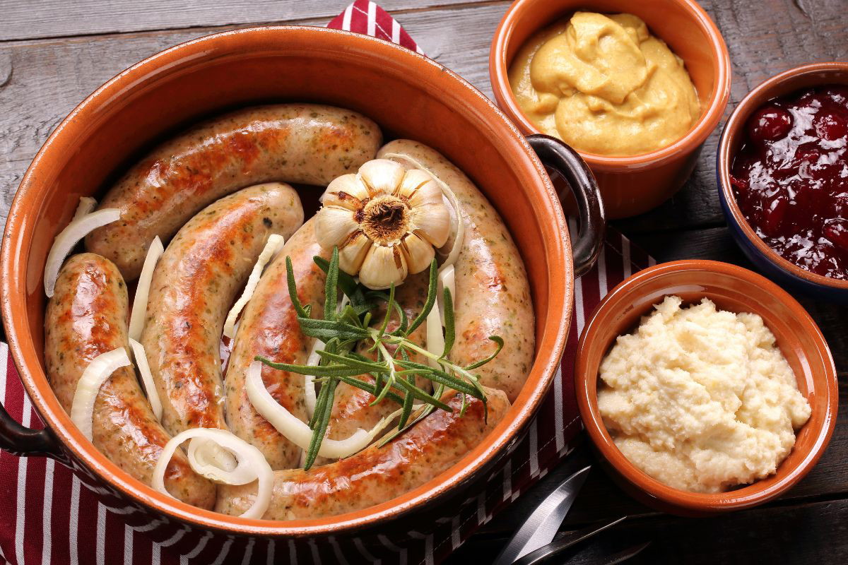 biała kiełbasa w cebuli i musztardzie