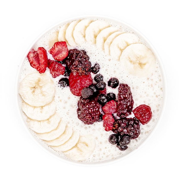 pudding-z-tapioki-na-mleku-migdalowym-z-bananem-i-owocami-lesnymi-rzut-2kadr-jpg-2430283-8f8eca4