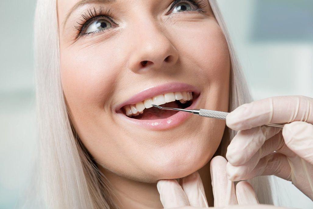 sprawdzanie zębów u dentysty