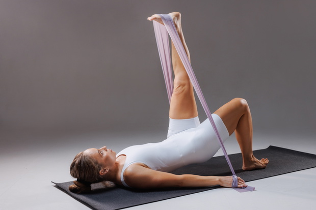 Pilates z taśmą na pośladki: shoulder bridge
