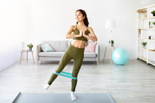 pilates z taśmą na płaski brzuch: unoszenie nogi do boku
