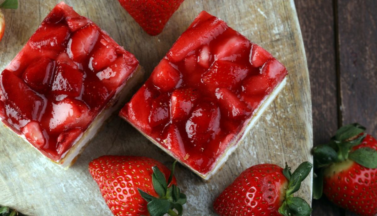 ciasto na komunię z truskawkami i granatem