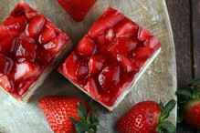 ciasto na komunię z truskawkami i granatem