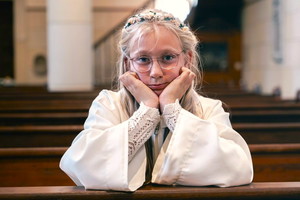 Na Pierwszej Komunii córka czekała tylko na swoją chrzestną