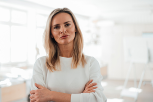 pewna siebie kobieta