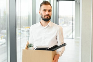 Mężczyzna odchodzący z pracy