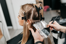 Ash Blonde Hair to modna koloryzacja na lato 2025