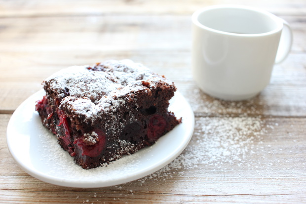 jak podawać keto brownie z wiśniami