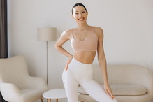 pilates na krześle z piłką