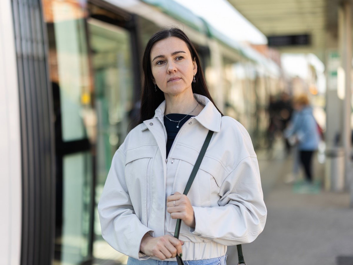 kobieta na przystanku tramwajowym