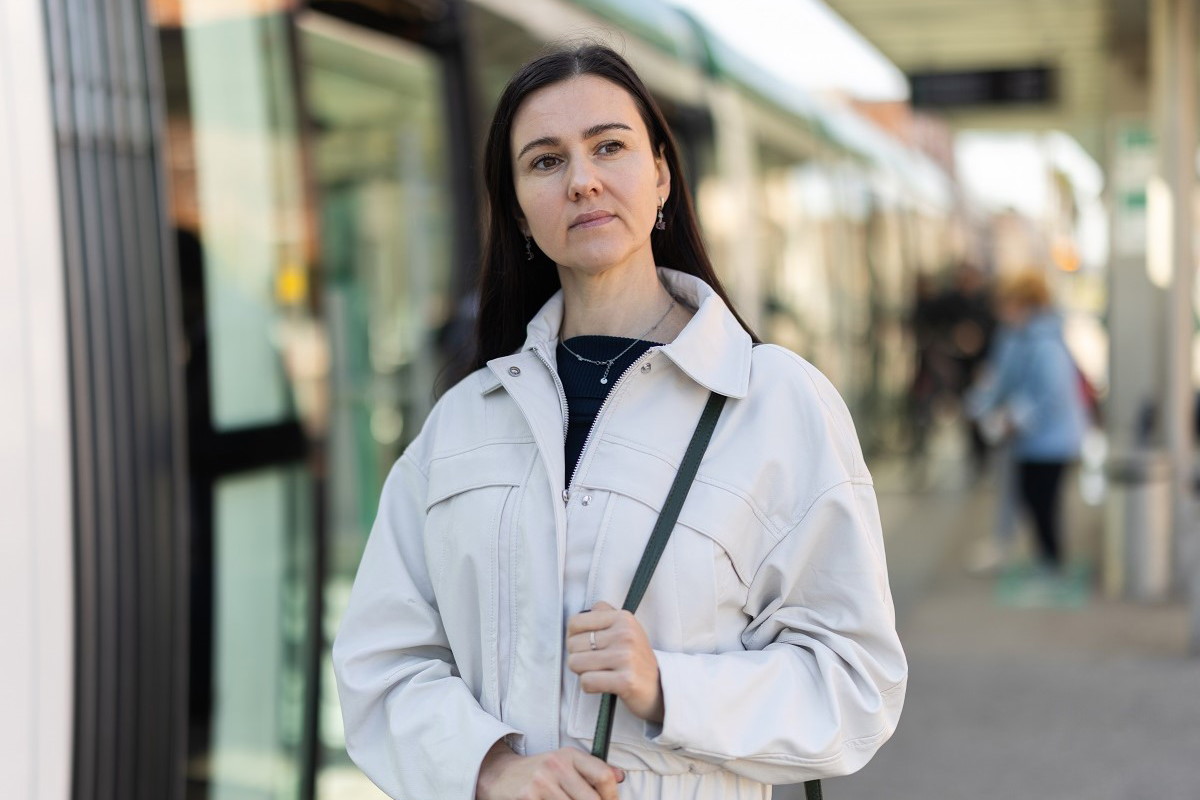 kobieta na przystanku tramwajowym