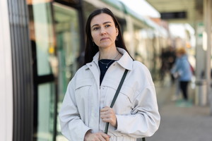 kobieta na przystanku tramwajowym