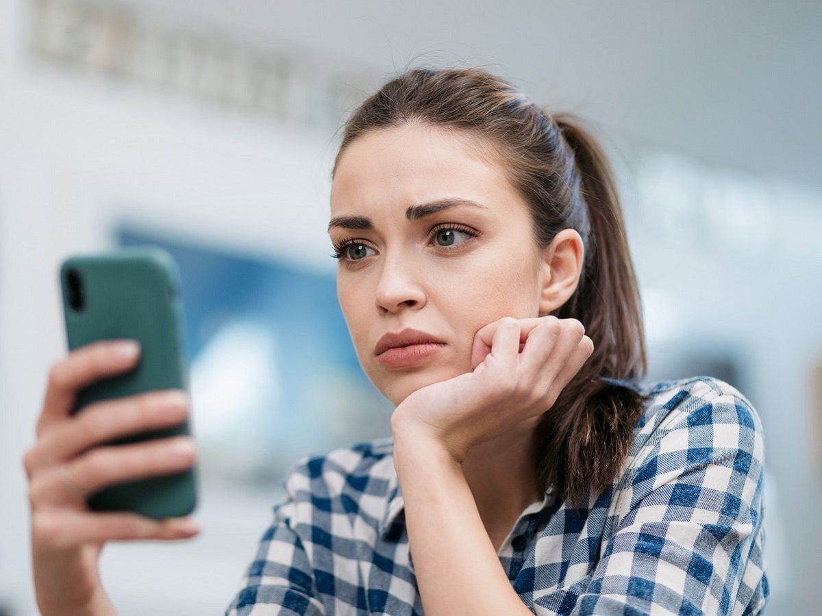 kobieta trzymająca telefon