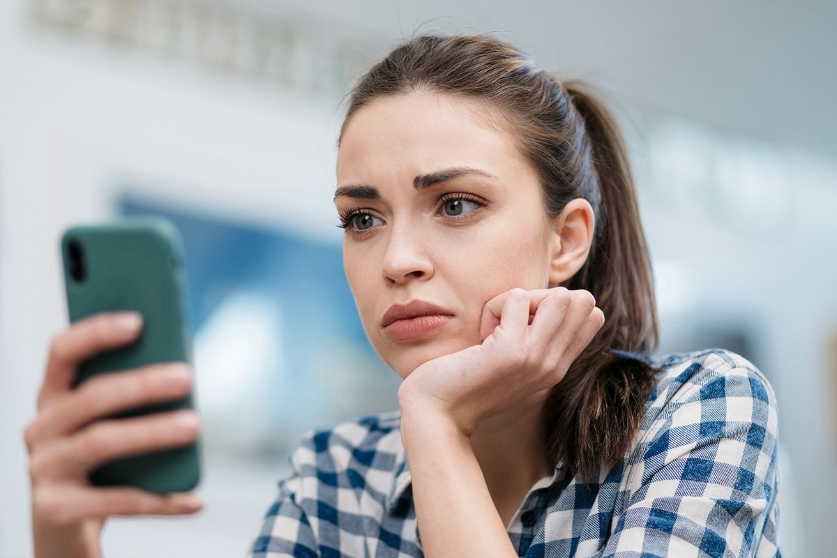 kobieta trzymająca telefon
