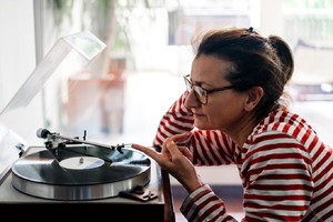 kobieta słuchająca muzyki