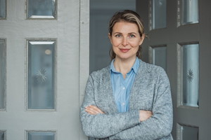 kobieta stojąca w drzwiach