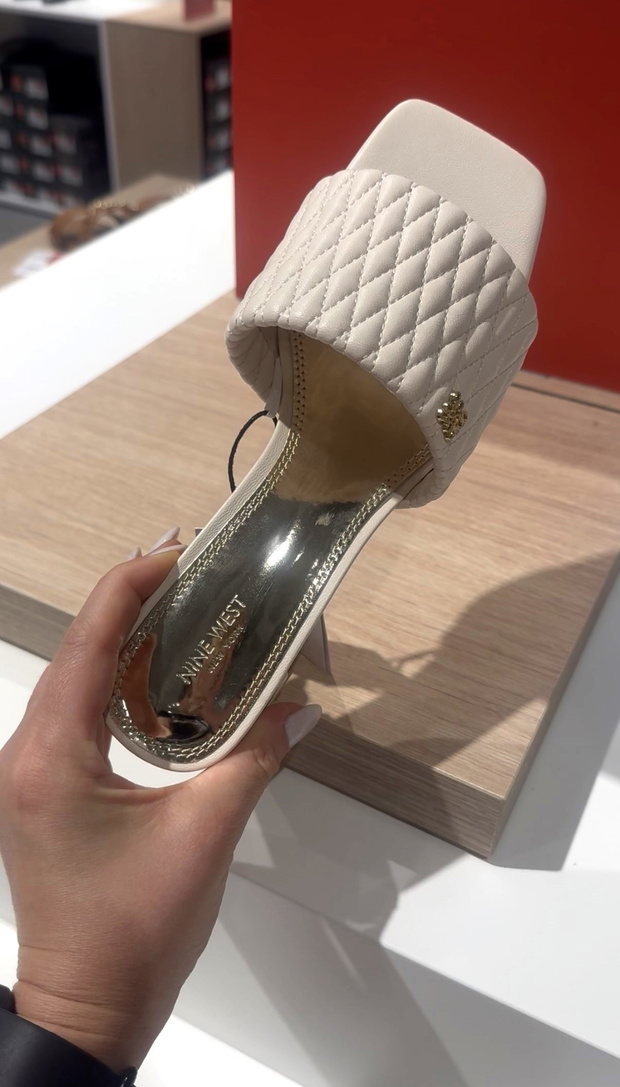 klapki na słupku marki Nine West