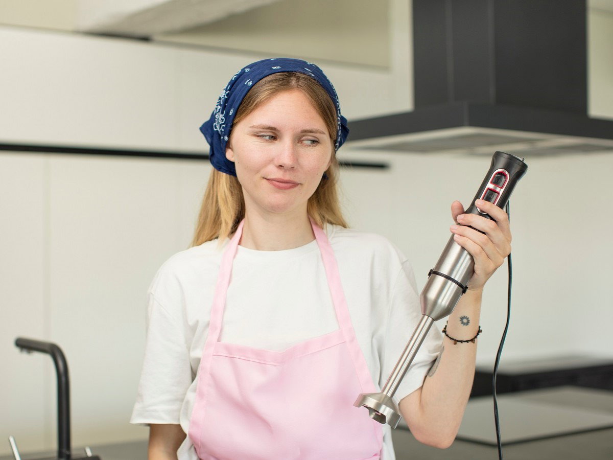 kobieta trzymająca blender