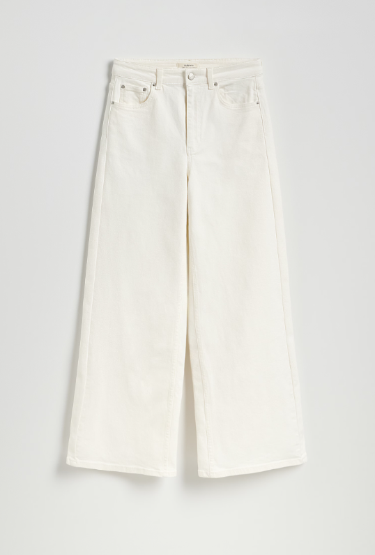 Białe jeansy wide leg z wyprzedaży w Reserved